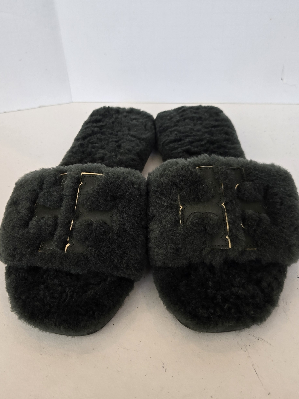 Tory Burch Dark Green Shearling Slide Sandals with Gold Logo Accent - Picture 2 of 11